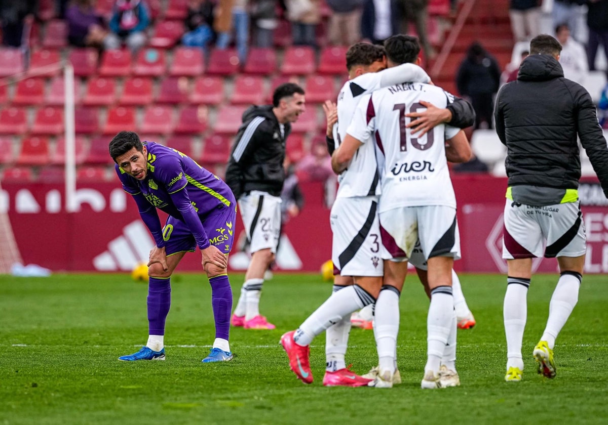 Nelson, cabizbajo mientras los jugadores del Albacete festejan la victoria del sábado.