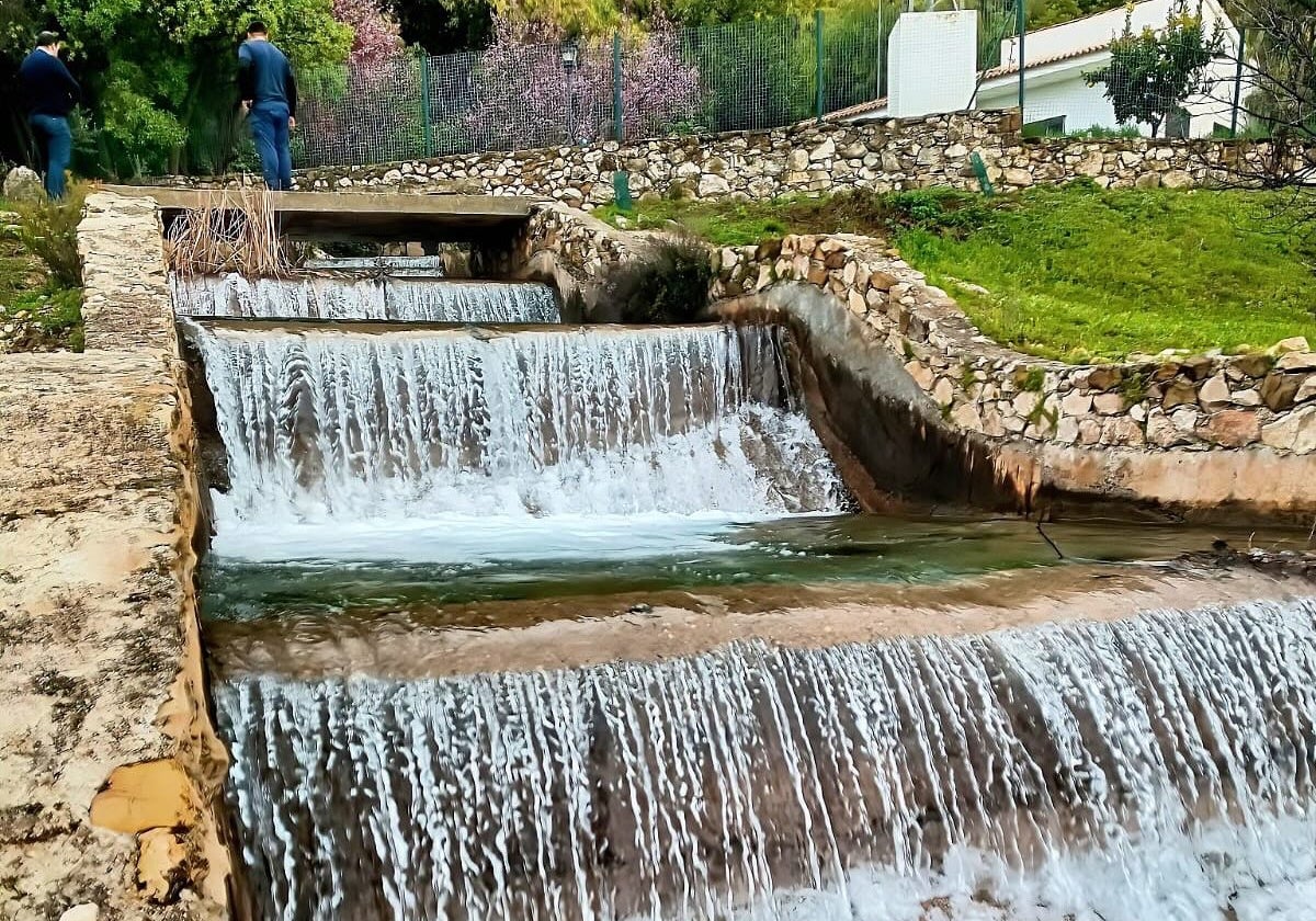 Imagen del agua saliendo por la bocamina del Nacimiento del río Guaro.