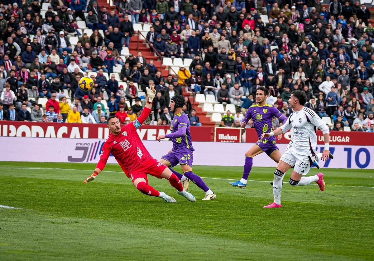 El Málaga encaja el segundo gol en el Carlos Belmonte, de Jon Morcillo.