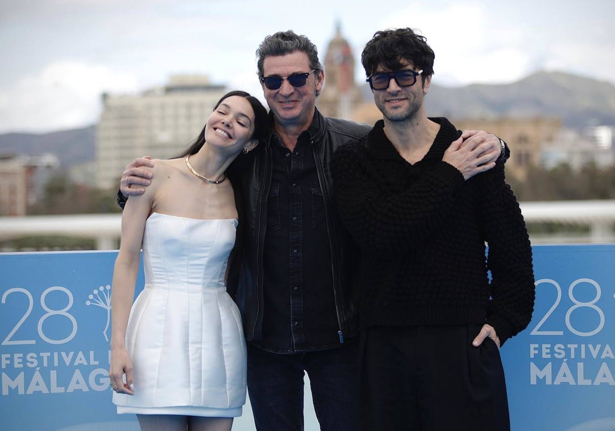 Julio Médem, entre sus protagonistas, Ana Rujas y Javier Rey, este domingo, en el Festival de Málaga.