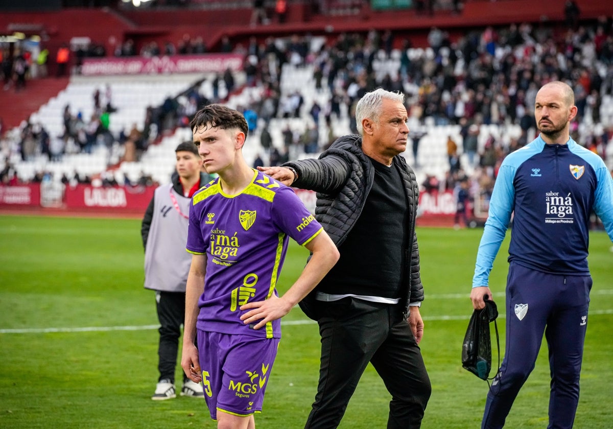 Aarón Ochoa, triste tras la derrota en Albacete, recibe el consuelo de Pellicer ante la afición blanquiazul.