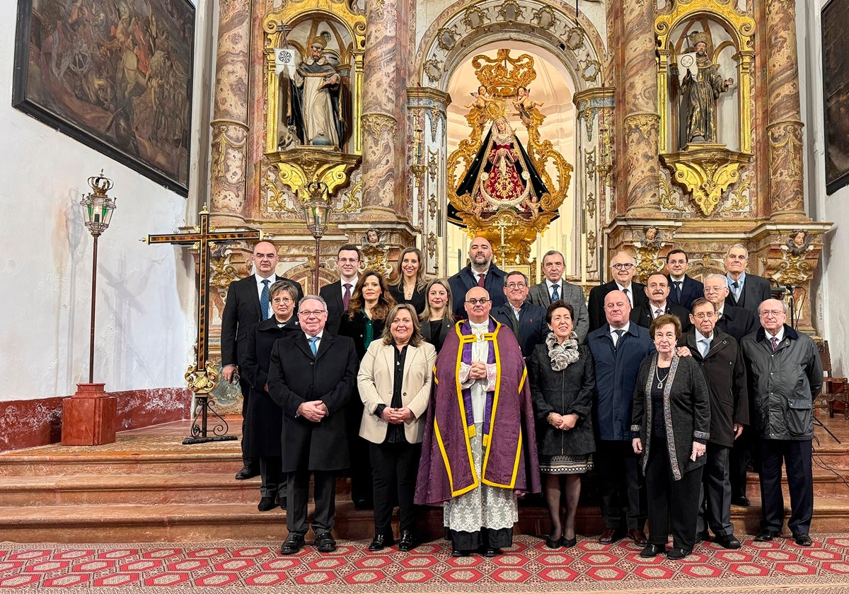 Los pregoneros ante el Altar presidido por la Virgen de la Vera Cruz