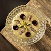Mazamorra de pistachos con sardina ahumada y uvas del restaurante Base 9.