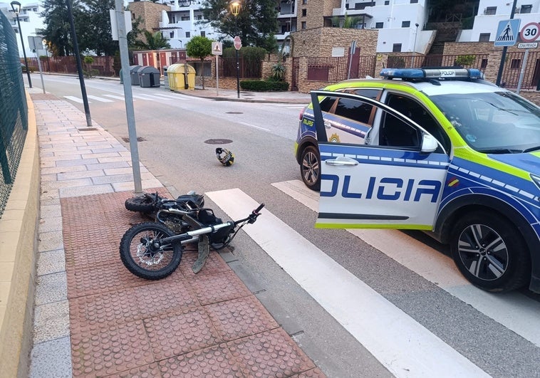 Un motorista kamikaze de 13 años embiste a un policía en una persecución en Mijas