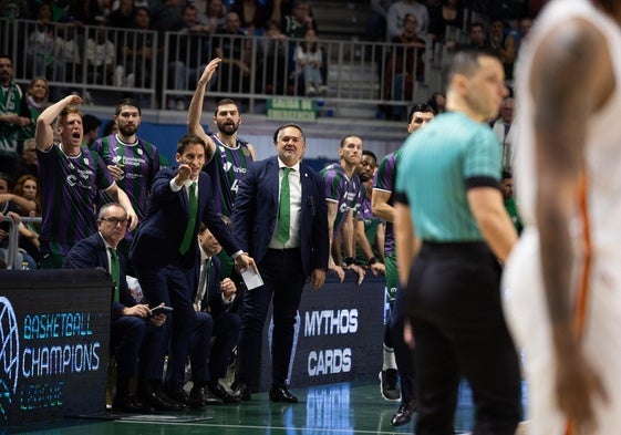 El banquillo del Unicaja reclama una acción a los árbitros.