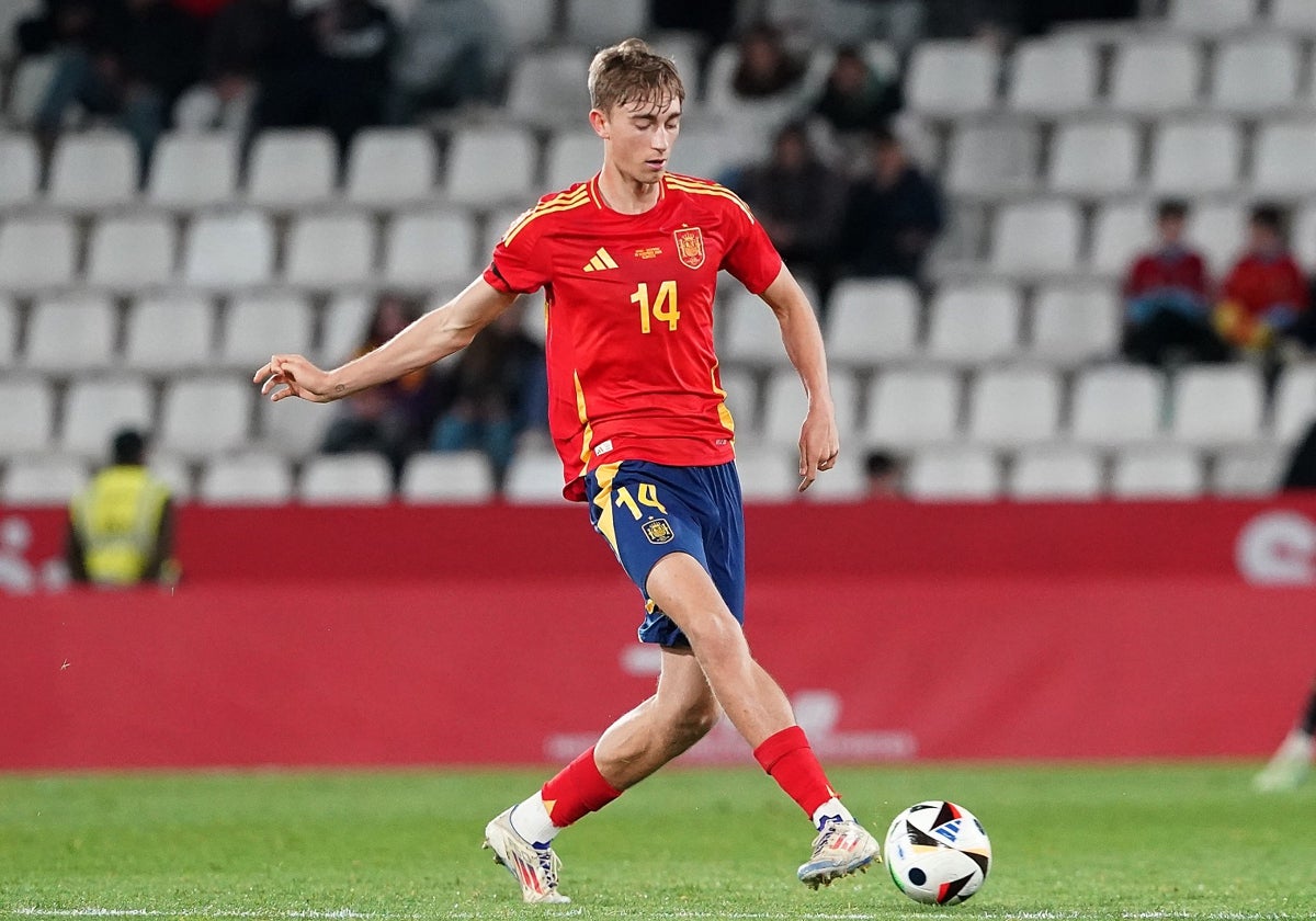 Dean Huijsen, durante un partido con la selección española sub-21.