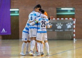 Cinco jugadores del Málaga Ciudad Redonda, abrazados durante un partido.