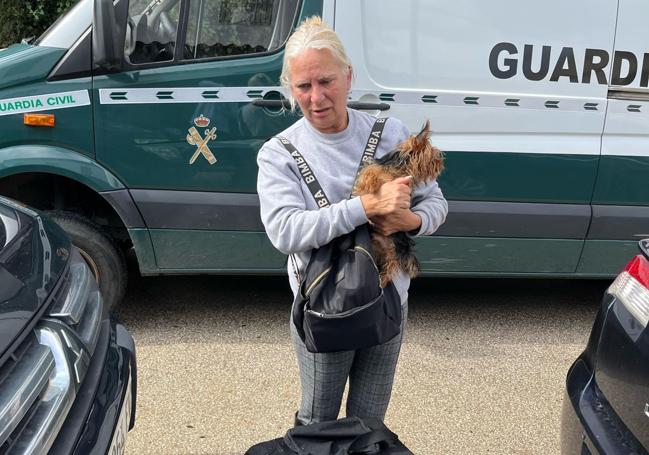 Aurora Junquera, vecina desalojada de Doña Ana junto a sus animales.