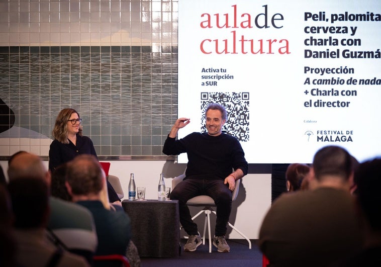 El director Daniel Guzmán junto a la periodista Regina Sotorrío en el Aula de Cultura de SUR.