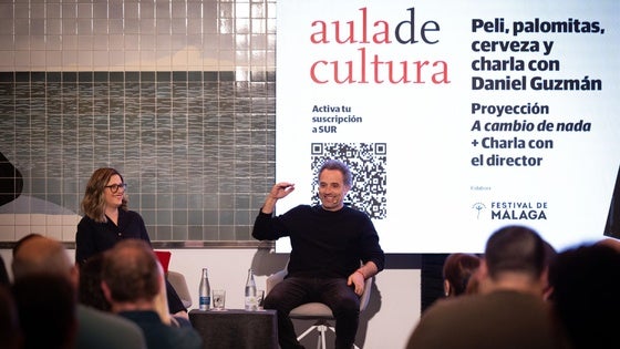 El director Daniel Guzmán junto a la periodista Regina Sotorrío en el Aula de Cultura de SUR.