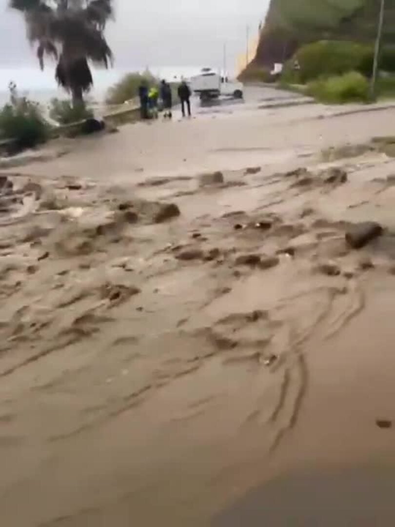 Una tromba de agua obliga a cortar la antigua N-340 en Torrox-Costa