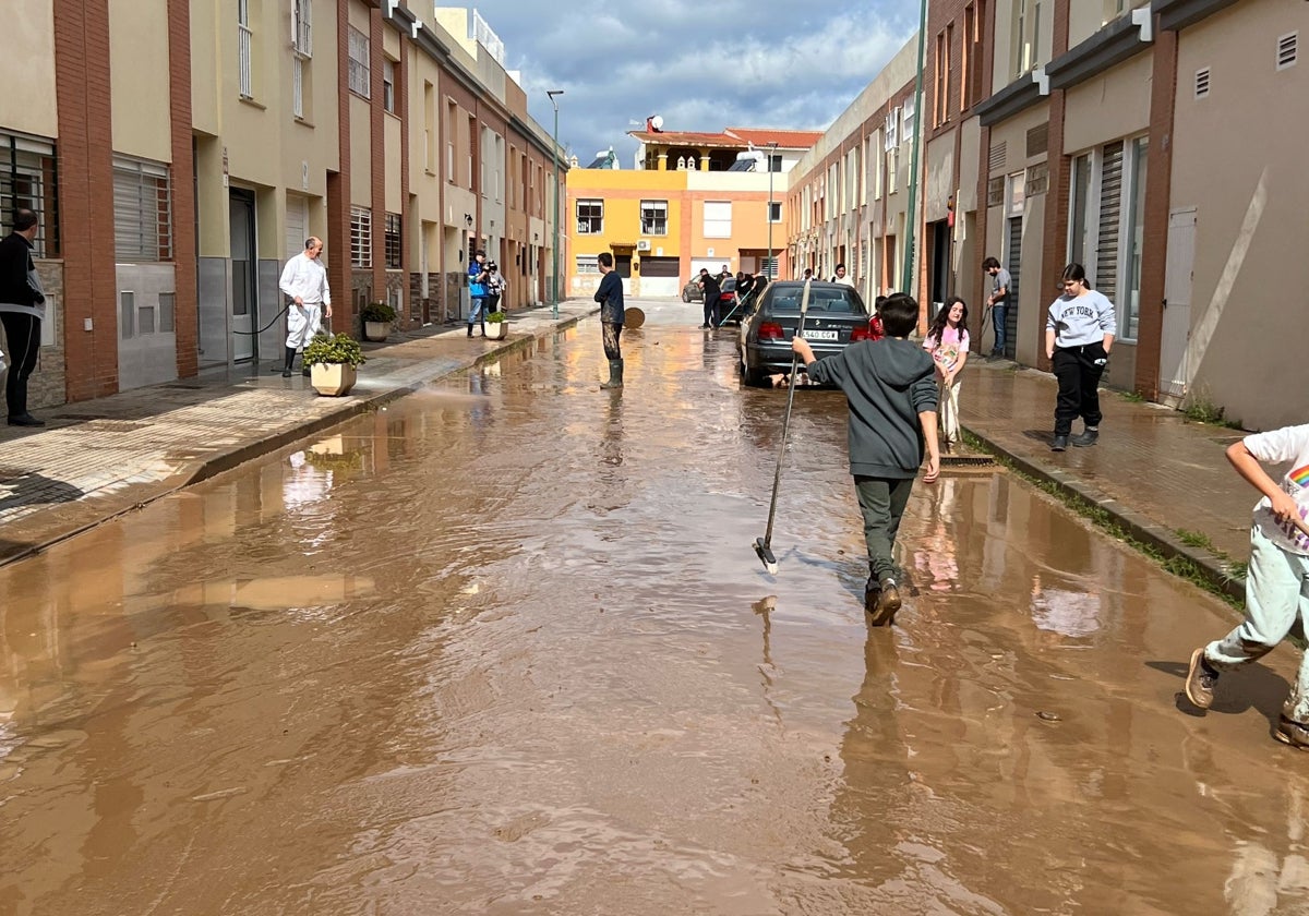 Vecinos de Campanillas limpian el barro de sus propias calles.