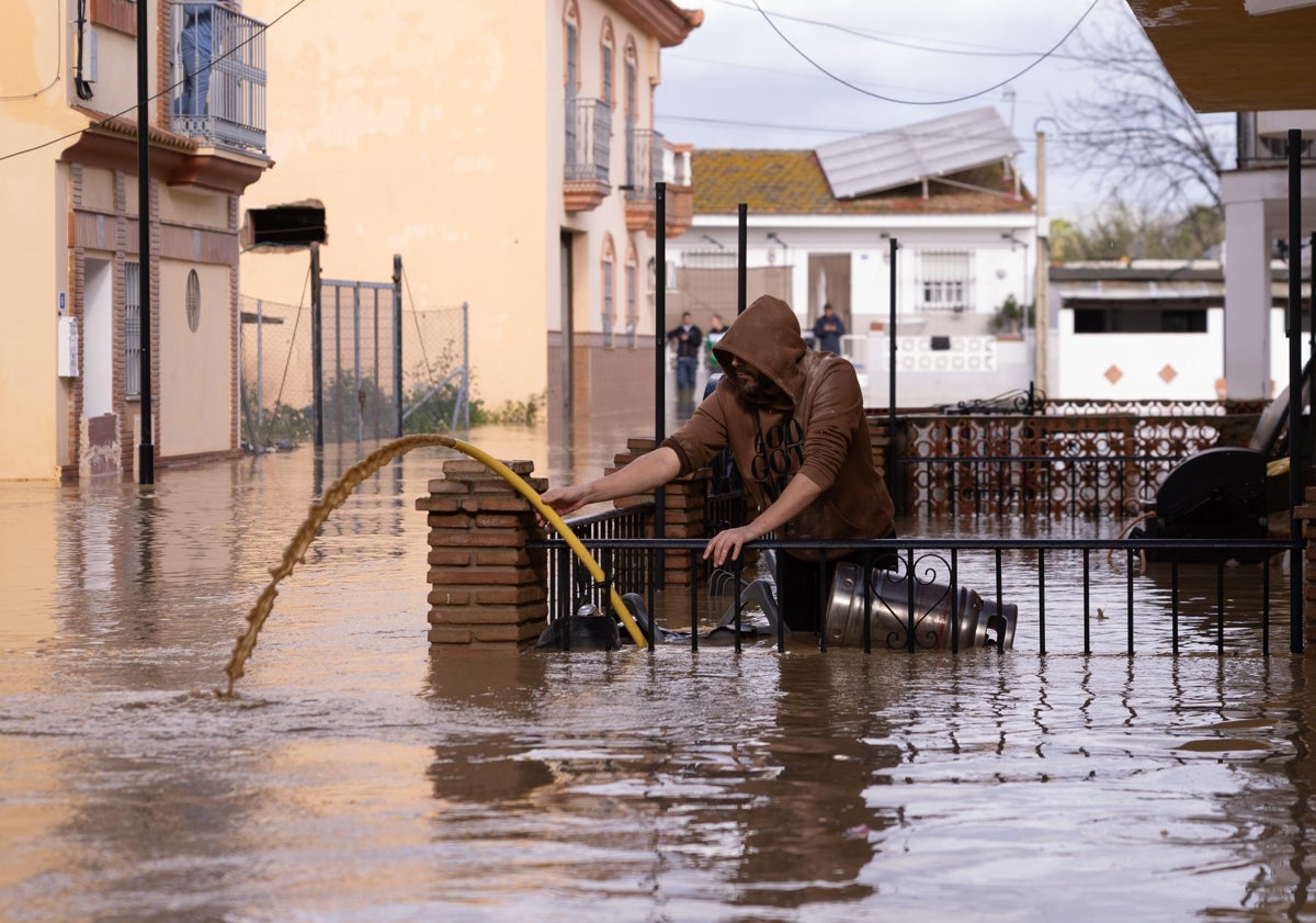 Imagen principal - Vecinos de Doña Ana tras las fuertes lluvias.