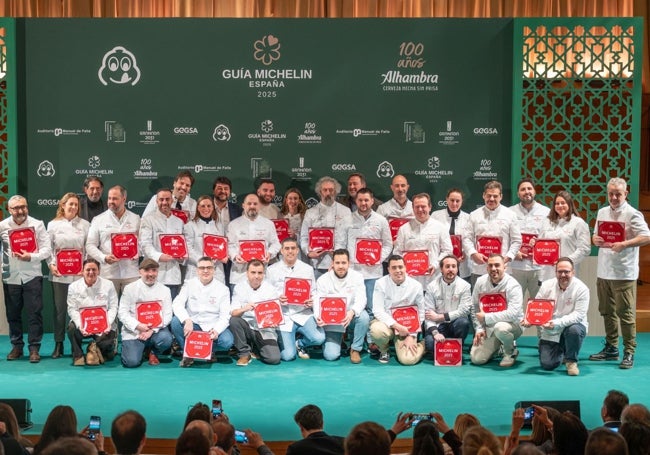 Los cocineros andaluces que recogieron la placa de Bib Gourmand en la gala de Granada.