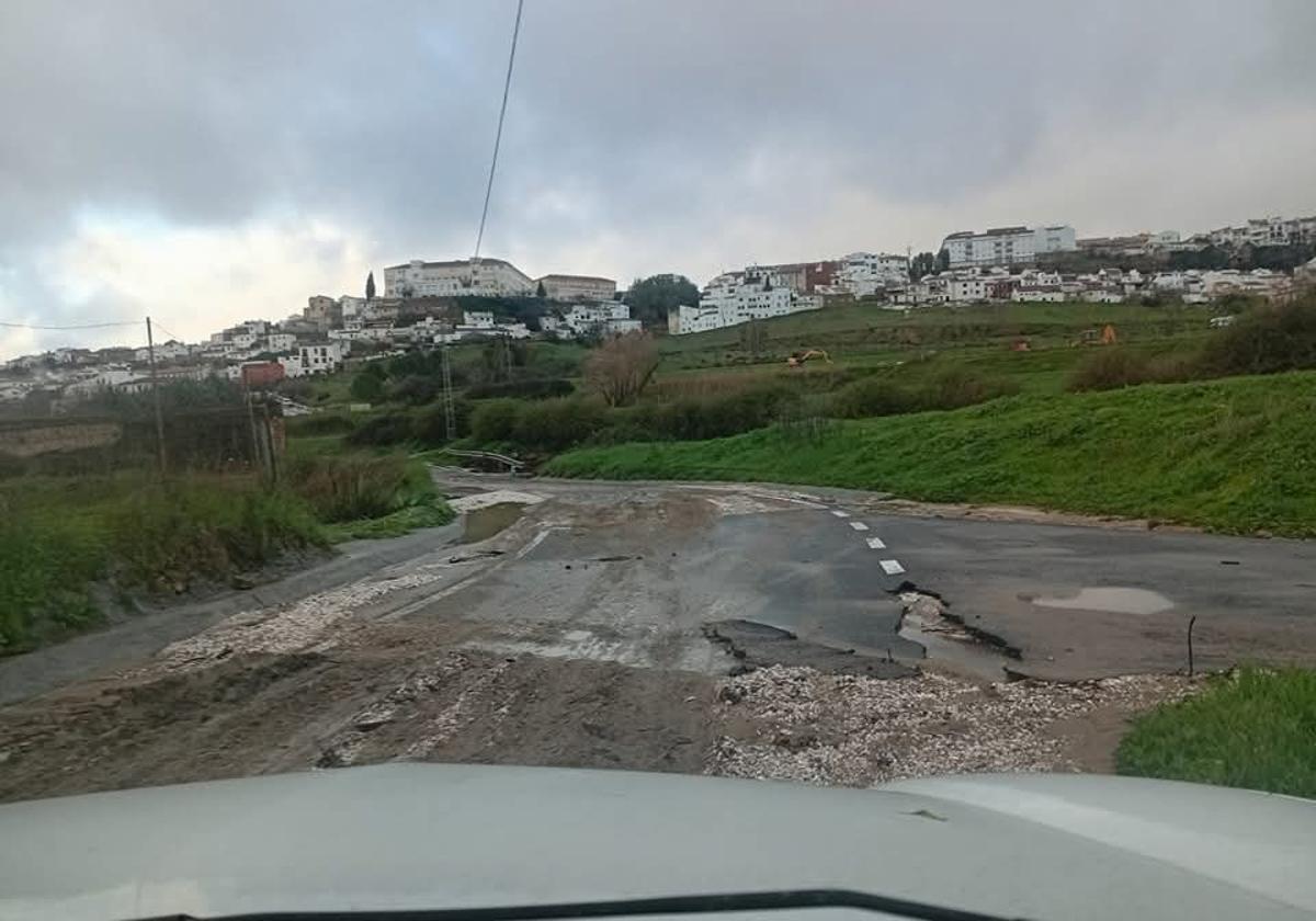 Destrozos en el camino de Navares y Tejares por las lluvias en Ronda.