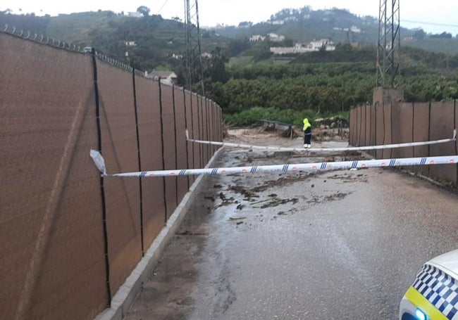 Imagen del corte en el vial que cruza el río Seco en Nerja.