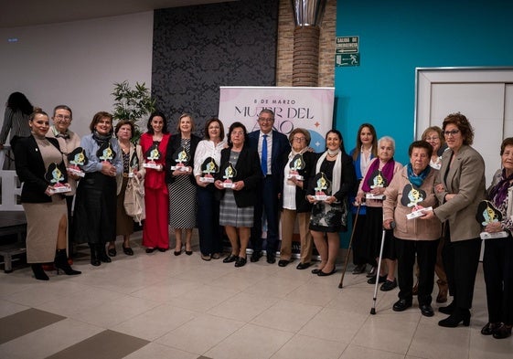 Foto de familia de las mujeres reconocidas este martes en Algarrobo.