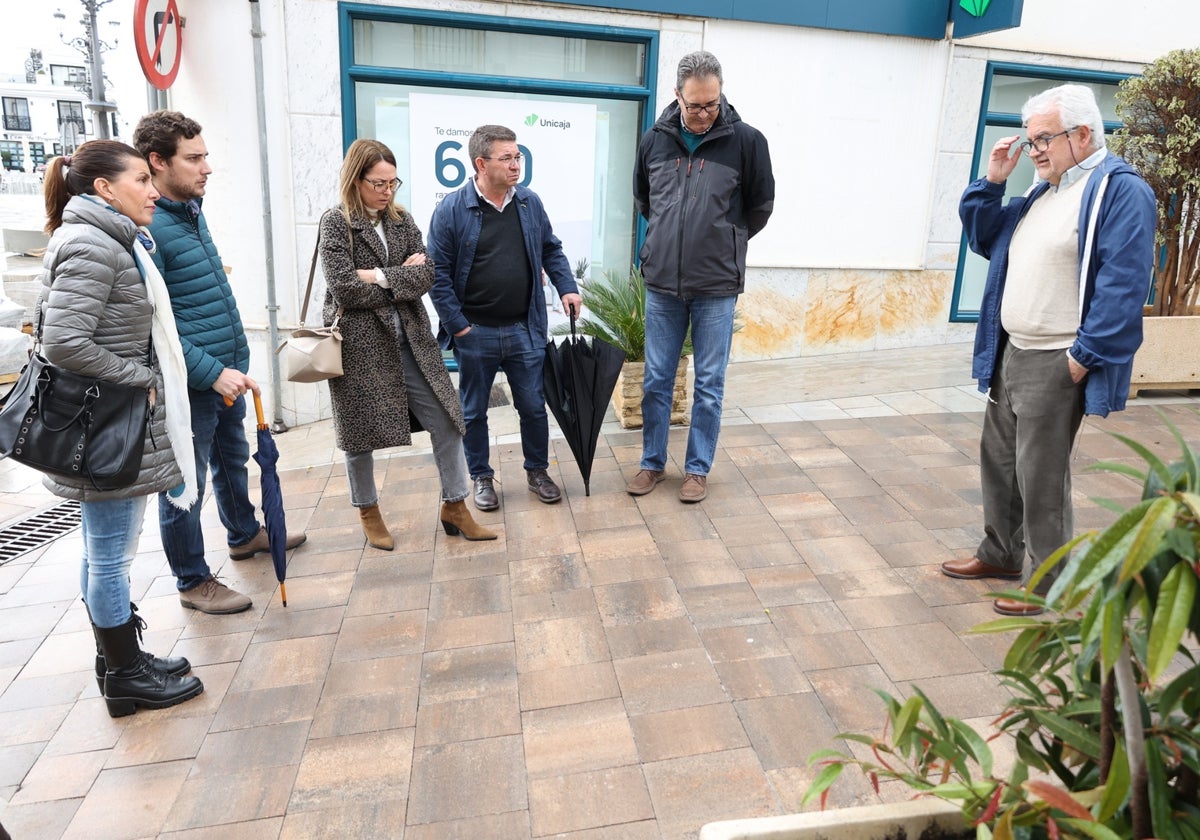 Técnicos y la edil de Urbanismo, en la visita a la plaza de la Constitución.