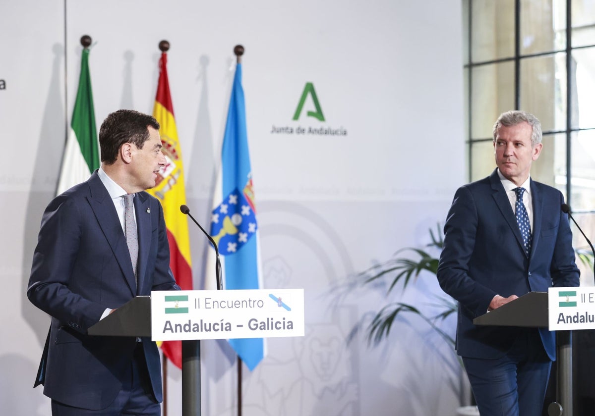 Juanma Moreno y Alfonso Rueda, en un momento de su comparecencia conjunta.