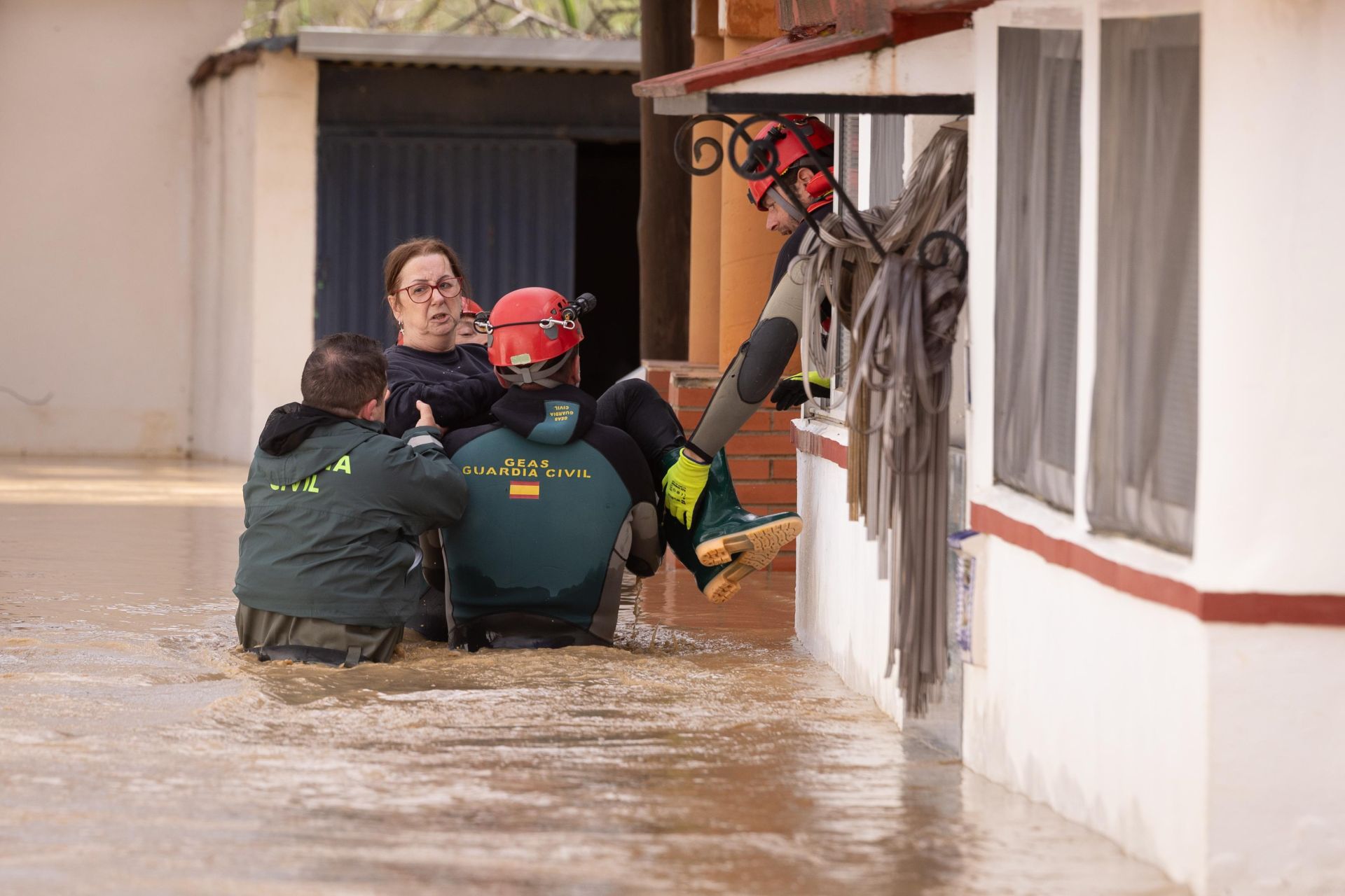 Rescate de varios vecinos en la barriada de Doña Ana, que vuelve a estar anegada.