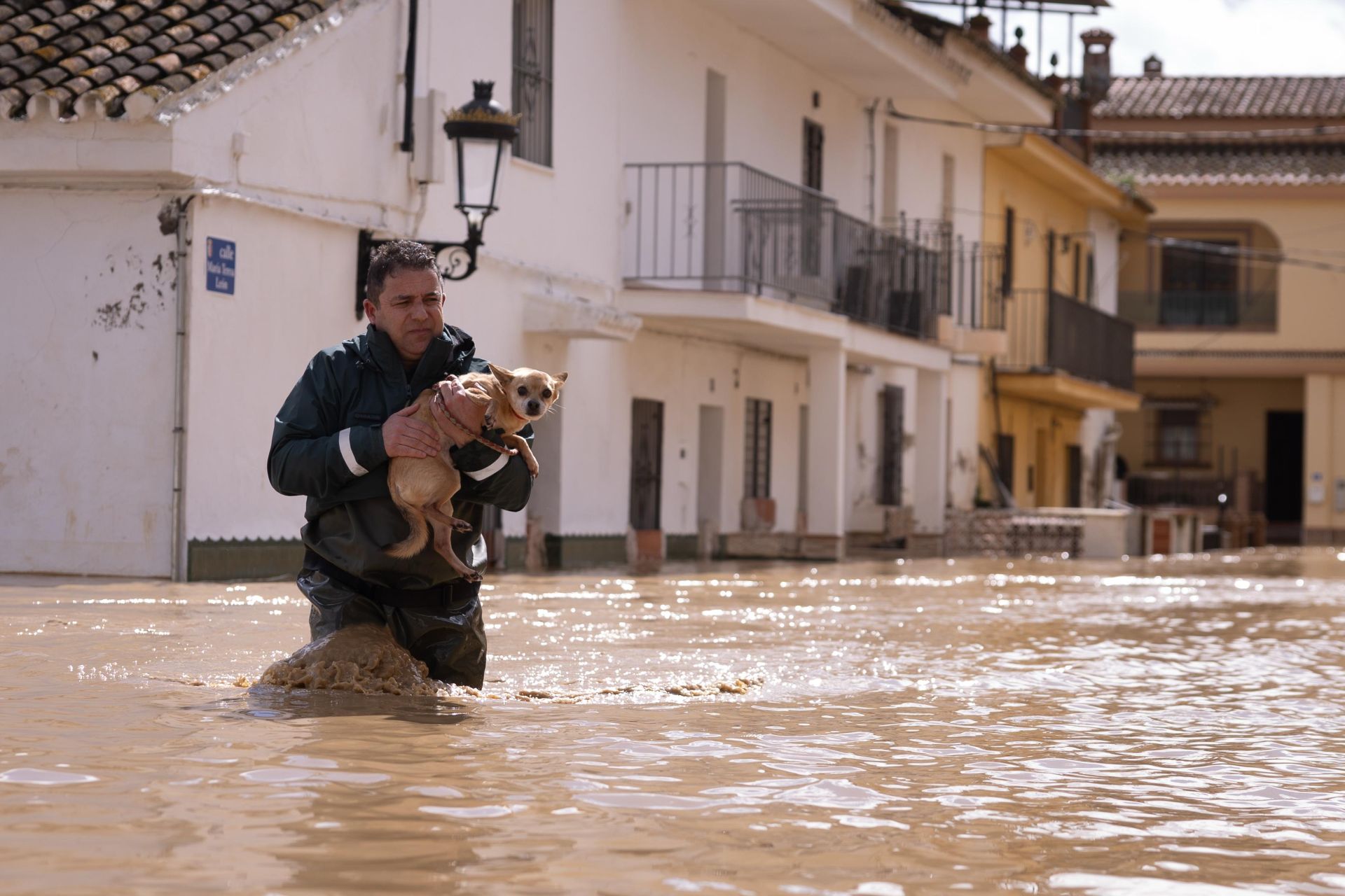 Rescate de varios vecinos en la barriada de Doña Ana, que vuelve a estar anegada.