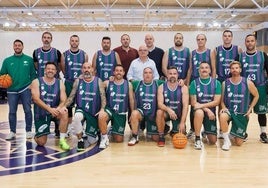 El equipo de veteranos del Unicaja que se enfrentó al del Madrid