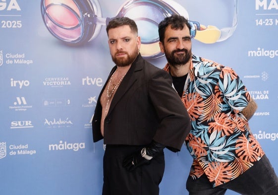 Víctor Castilla y Miguel A. Almanza, guionistas de 'Un hombre normal'.