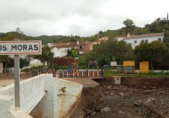 La imagen muestra la entrada a Los Moras, una pedanía de Almogía.