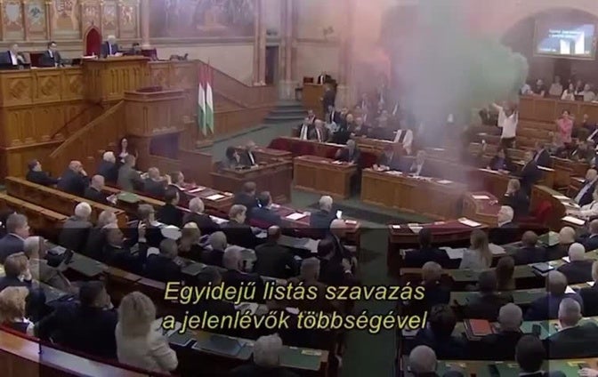 Así fue la protesta de la oposición protesta contra la prohibición del Orgullo LGTBI en el Parlamento de Hungría