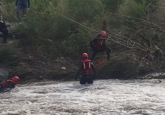 Fuerte dispositivo para encontrar a un motorista de 61 años arrastrado por el río Genal