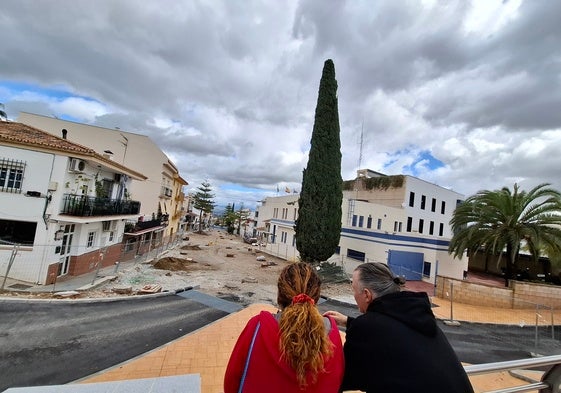 Vecinos observan la evolución de las obras en la avenida de España.