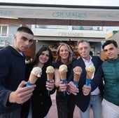 La familia Cremades, delante de la renovada heladería.