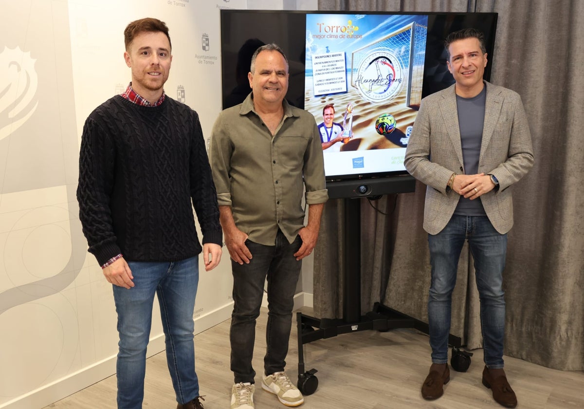 Torrox presenta la primera escuela de fútbol playa de la provincia de Málaga