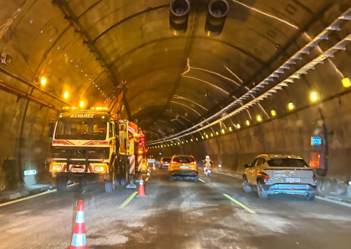 Imagen secundaria 1 - Accidente dentro del túnel del Cerrado de Calderón: colapso histórico en la ronda y retenciones kilométricas