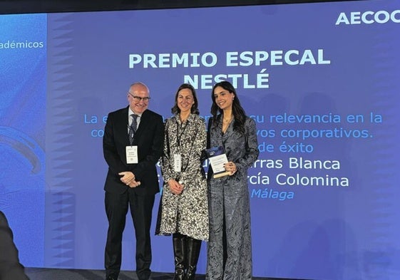 La egresada Claudia Parras durante la entrega del premio a su Trabajo de Fin de Grado.