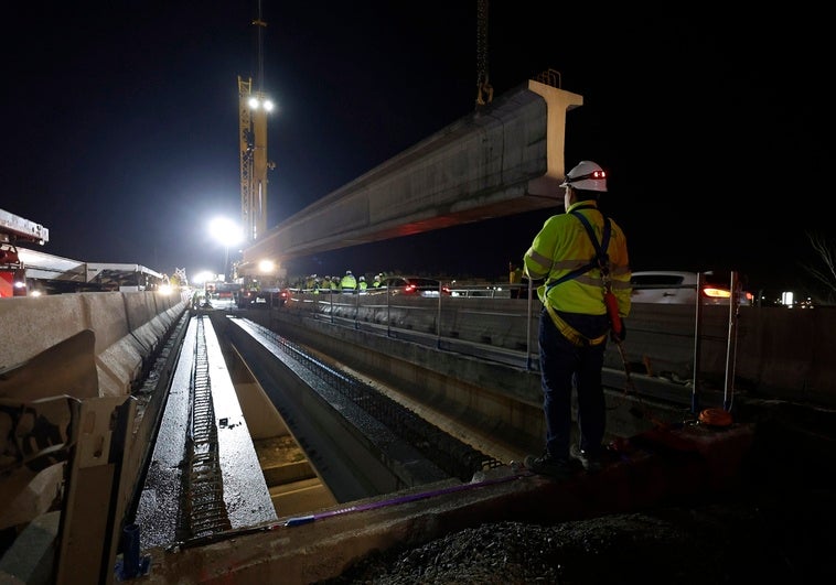 Un momento de la colocación de las primeras vigas en los puentes de la A-357.