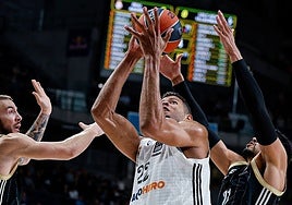 Tavares trata de anotar.