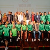 Melero, con el Juventud de Torremolinos, diversos miembros del club y el edil de Deportes local.