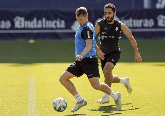Rolón controla el balón ante la presión de Boulahroud en un entrenamiento del Málaga.