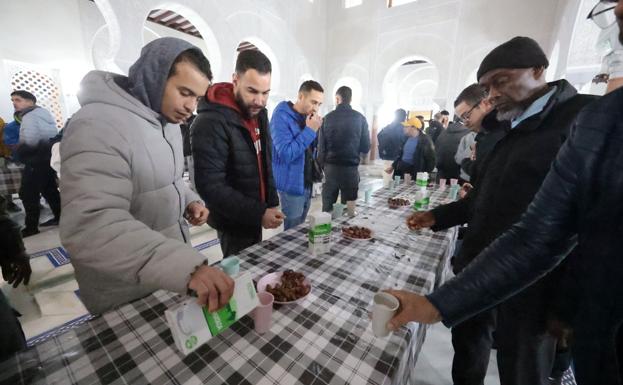 Fieles rompiendo el ayuno con leche y dátiles, como decían que lo hacía el profeta.