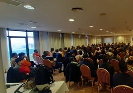 Participantes en la charla organizada por la Asociación de Comerciantes de Mijas para mostrar su rechazo a la ZBE.