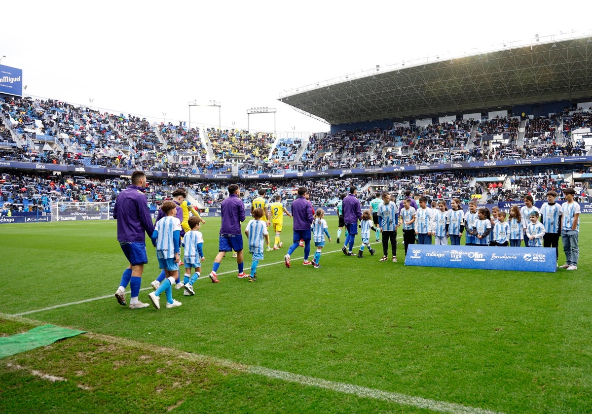 Los jugadores del Málaga pasean de la mano con los niños en el último encuentro en La Rosaleda, ante el Cádiz.