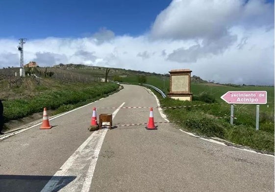 Cortan la carretera MA-7402 en Ronda por un deslizamiento en la zona que da acceso a Acinipo