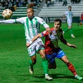 Biabiany busca hacerse con la pelota en un duelo ante un jugador del Antequera.