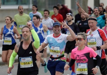 Buen rollo, caras y gestos de alegría durante el recorrido de la Media Maratón.