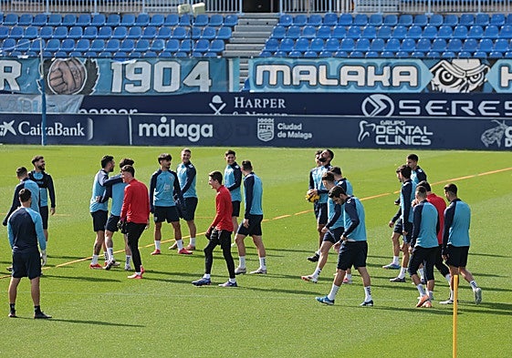 Los jugadores del Málaga, durante un entrenamiento reciente en La Rosaleda.