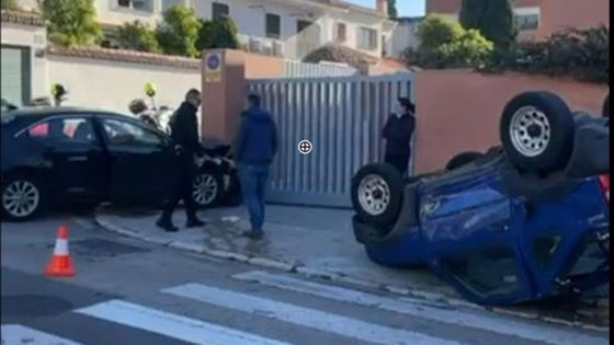 Un coche empotrado contra una fachada y otro volcado en un aparatoso accidente en Pedregalejo