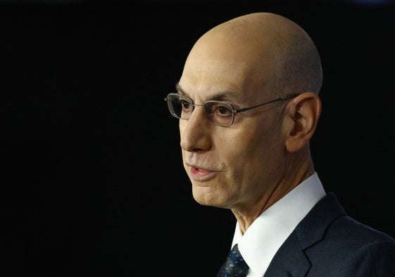Adam Silver es el comisionado de la NBA.
