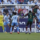 Una disputa aérea en el Málaga-Oviedo de la primera vuelta, en La Rosaleda.