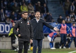 Javier Calleja busca explicaciones desde la banda del Carlos Tartiere, hace dos jornadas frente al Elche.